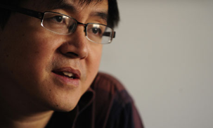 Wan YANHAI. Giovane ricercatore a Pechino, sj dimette dal suo incarico governativo nel 1994 per fondare una organizzazione per la lotta all’AIDS e alla discriminazione dei sieropositivi. 